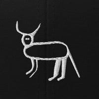 Macro de la broderie blanche : la perruche ratée du tatoueur de François l'Embrouille brodée sur la casquette