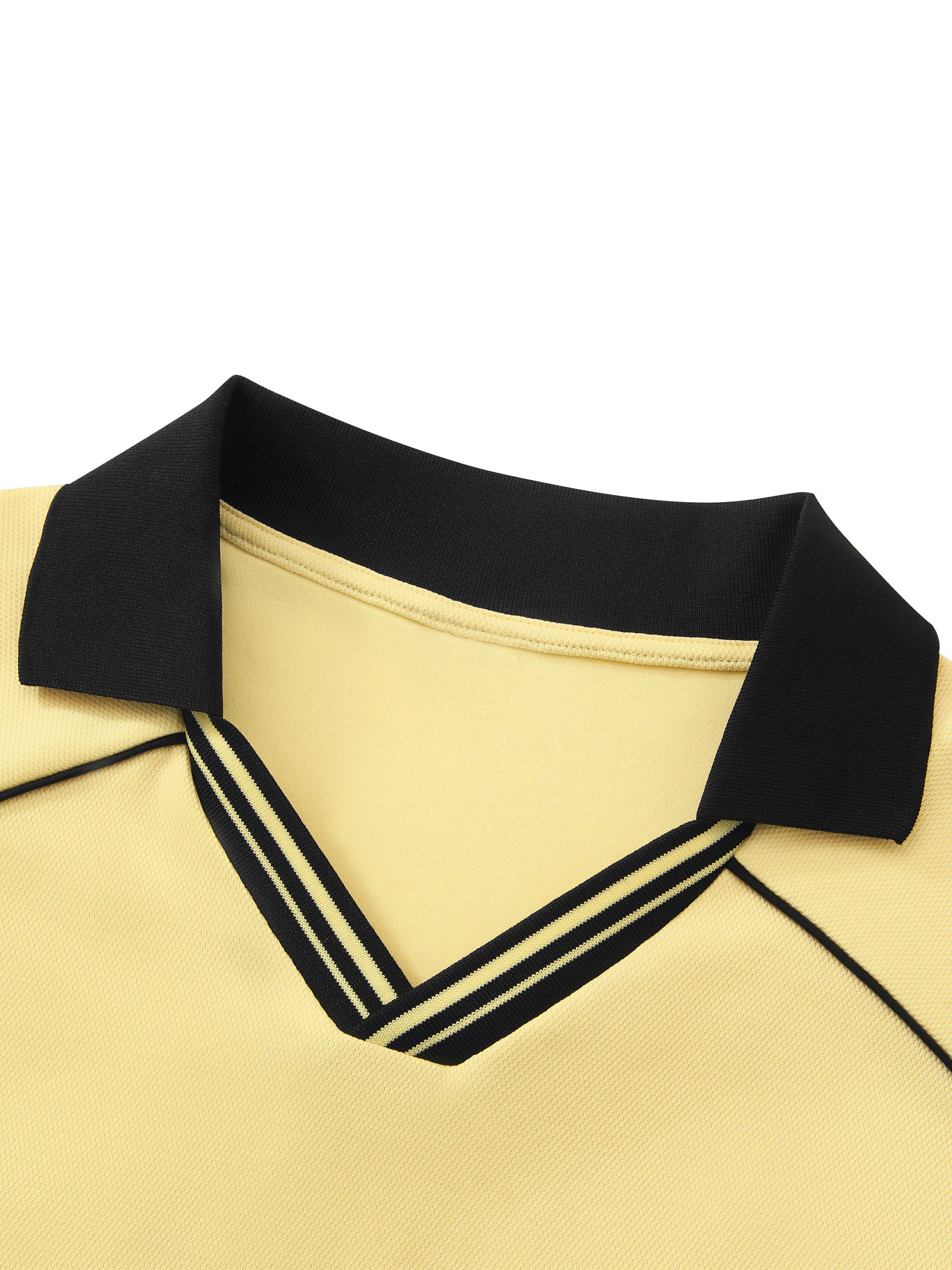 Détail du col V rétro à double liseré noir du maillot foot belge femme original