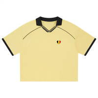 Maillot foot belge femme original – crop top jersey jaune vue de face avec cœur drapeau belge imprimé et col V rayé