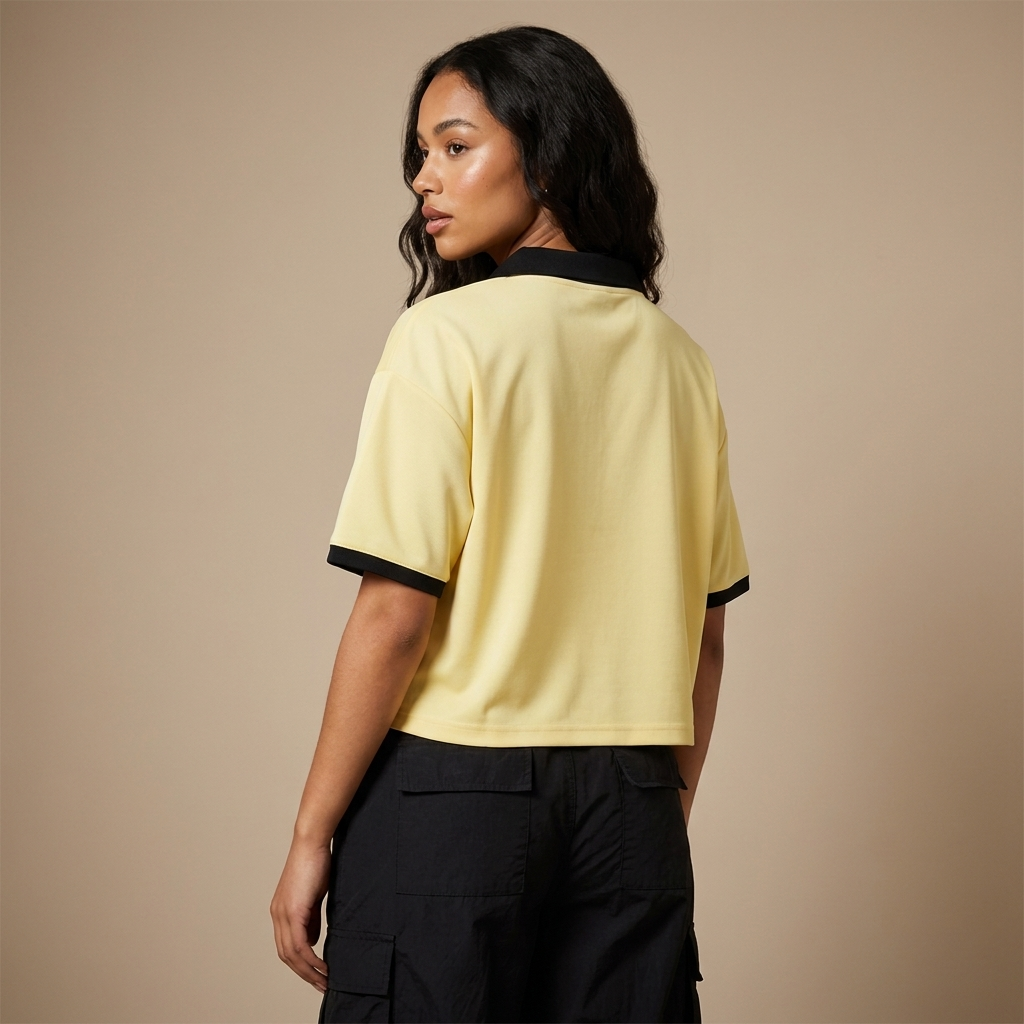 Vue de dos du maillot foot belge femme original – crop top oversized jaune, col noir et bords de manches noirs