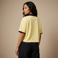 Vue de dos du maillot foot belge femme original – crop top oversized jaune, col noir et bords de manches noirs