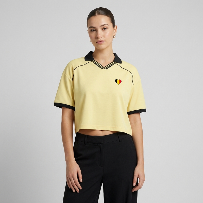 Maillot foot belge femme original porté en studio – crop top jersey jaune col V rétro avec cœur drapeau belge sur la poitrine