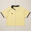 Design du maillot foot belge femme original vu de face et de dos – col V rayé noir et jaune, cœur Belgique imprimé