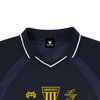 Détail du col V à liseré et de l'écusson MMXXIV avec badge lion CHT'M – maillot de foot streetwear
