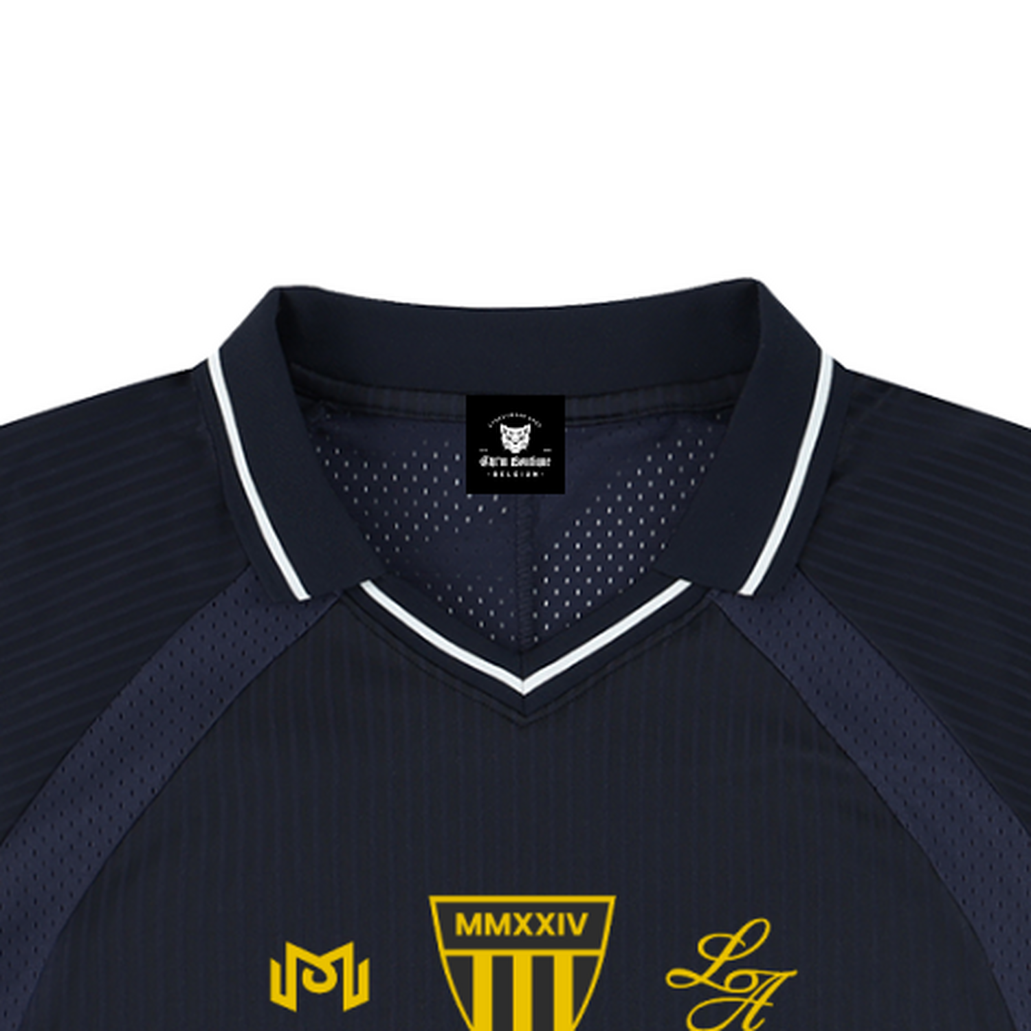 Détail du col V à liseré et de l'écusson MMXXIV avec badge lion CHT'M – maillot de foot streetwear