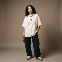 Femme portant le maillot de foot streetwear blanc Wesh Pélo Heneni, studio – CHT'M