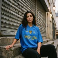 Femme portant le maillot de foot streetwear bleu rayé Wesh Pélo Heneni en rue – CHT'M