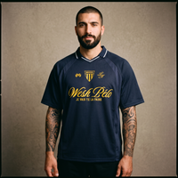 Homme buzz cut et tatouages portant le maillot de foot streetwear oversize Wesh Pélo Heneni bleu marine – CHT'M
