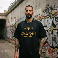 Maillot de foot streetwear noir Wesh Pélo Heneni porté en rue, ambiance urbaine – CHT'M