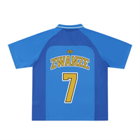 Maillot de foot streetwear Zwanze City bleu roi, vue de dos, floqué ZWANZE numéro 7 doré
