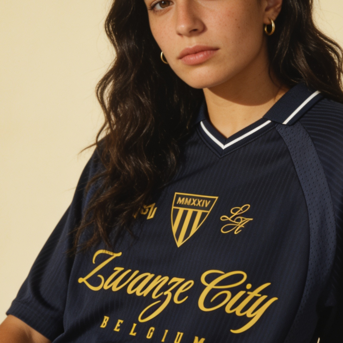Gros plan du design doré Zwanze City porté sur le torse, maillot de foot streetwear marine