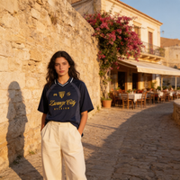 Maillot de foot streetwear Zwanze City marine porté par une femme, ambiance rue méditerranéenne
