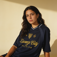 Maillot de foot streetwear oversize Zwanze City marine porté par une femme en studio