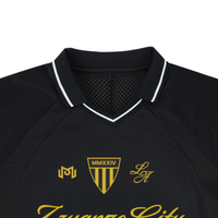 Détail du col V côtelé à liseré blanc du maillot de foot streetwear Zwanze City