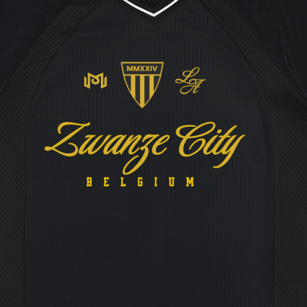 Macro de l'impression dorée Zwanze City Belgium et du blason MMXXIV sur le maillot