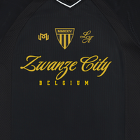 Macro de l'impression dorée Zwanze City Belgium et du blason MMXXIV sur le maillot