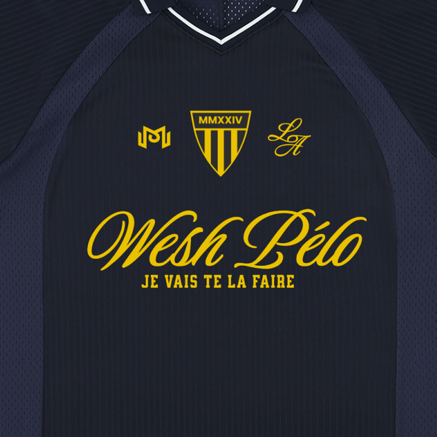 Gros plan du print doré Wesh Pélo Je vais te la faire et de l'écusson MMXXIV – maillot streetwear CHT'M