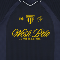 Gros plan du print doré Wesh Pélo Je vais te la faire et de l'écusson MMXXIV – maillot streetwear CHT'M