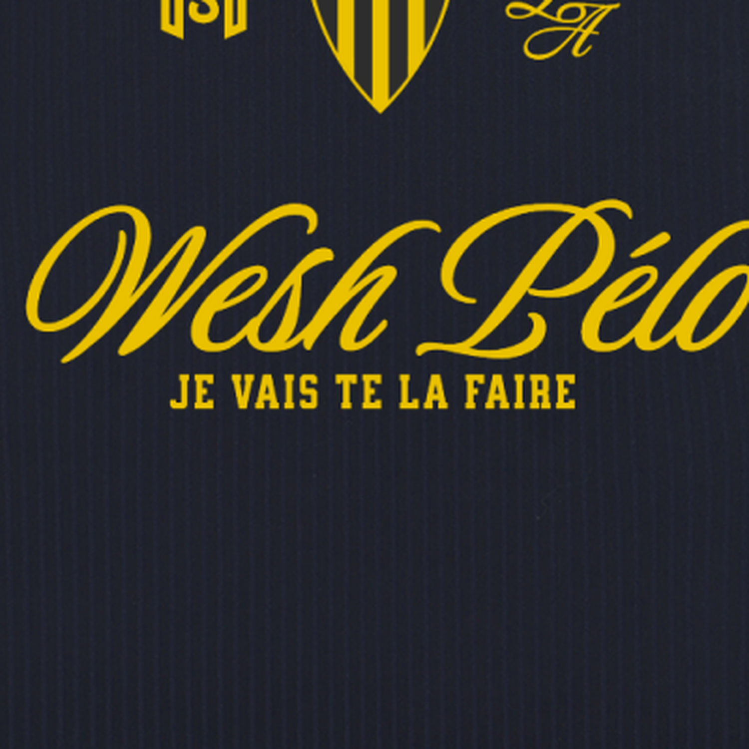 Macro du print doré Wesh Pélo sur la maille du maillot de foot streetwear – CHT'M