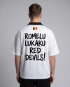 Maillot Lukaku Red Devils blanc porté en studio, vue de dos