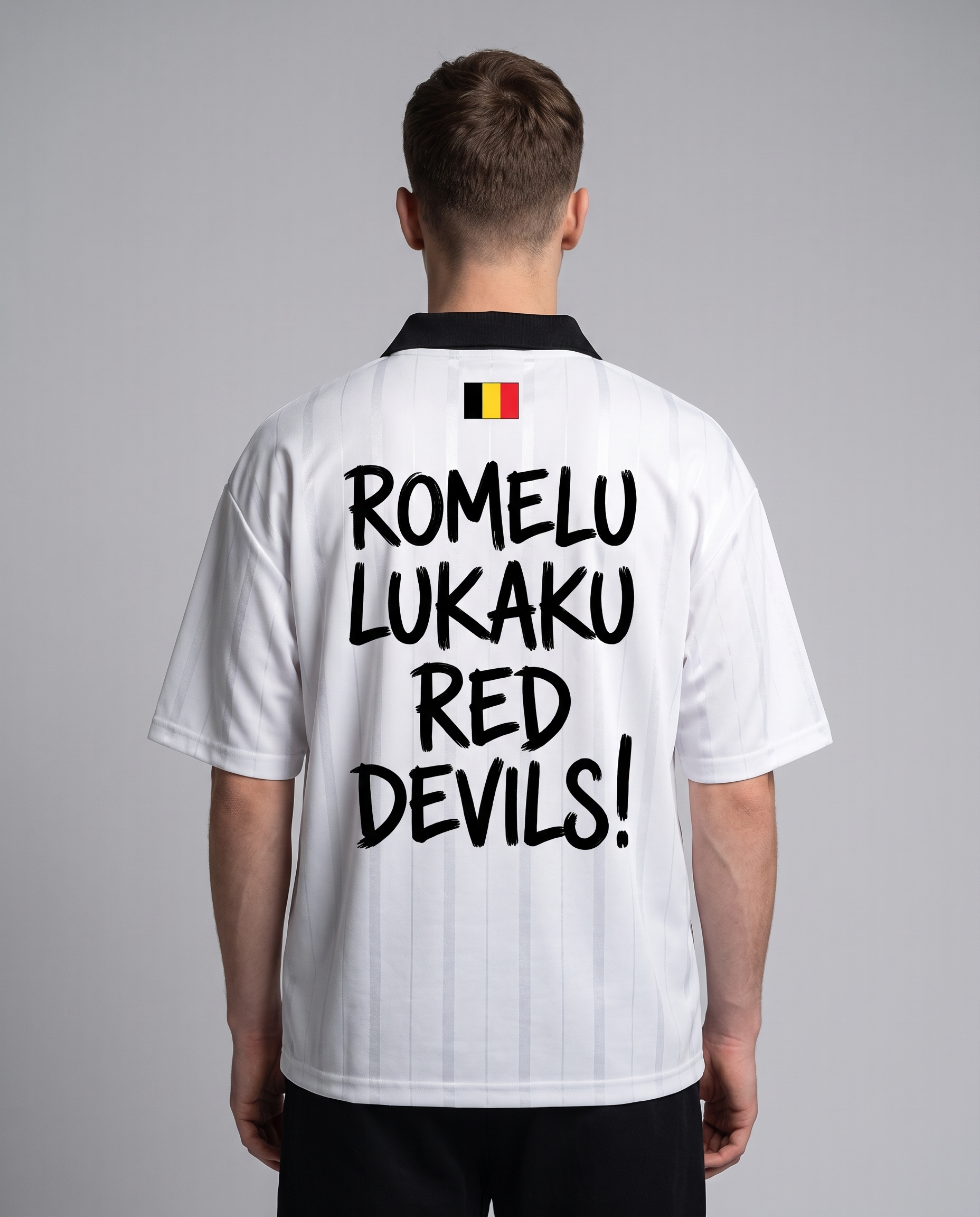 Maillot Lukaku Red Devils blanc porté en studio, vue de dos