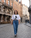 Maillot Lukaku Red Devils blanc porté en street style par une supportrice, vue de face