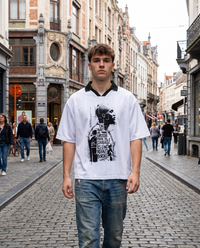 Maillot Lukaku Red Devils blanc porté en street style par un supporter homme, vue de face