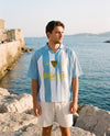Homme portant le maillot de foot Wesh Pélo Bleu Ciel & Blanc au bord de mer méditerranéen