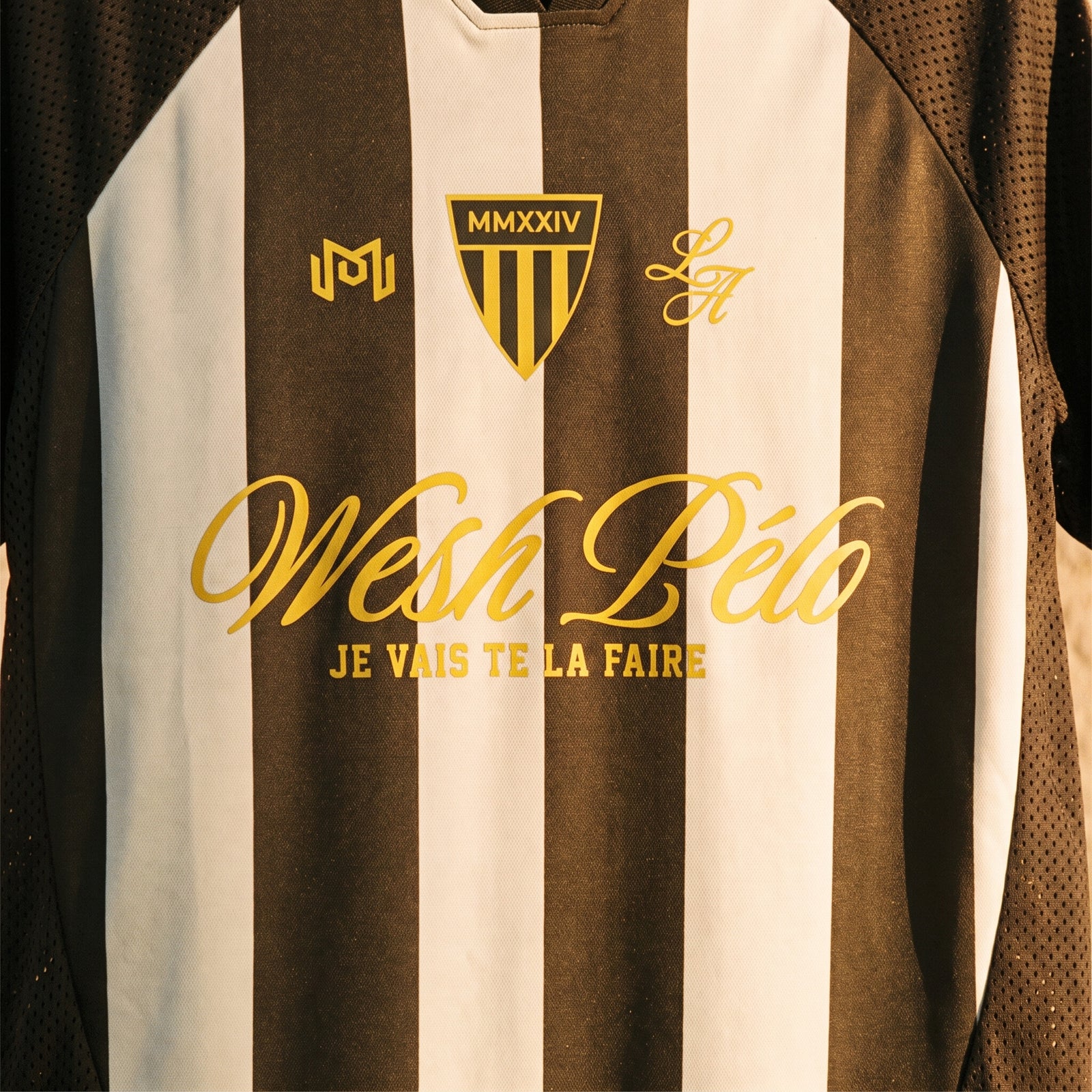 Gros plan du floquage doré Wesh Pélo – je vais te la faire et du blason MMXXIV du maillot