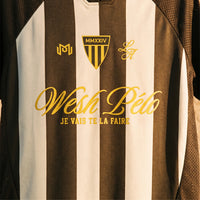 Gros plan du floquage doré Wesh Pélo – je vais te la faire et du blason MMXXIV du maillot