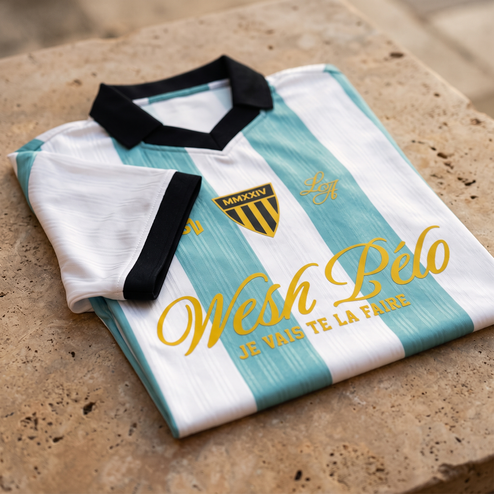Détail du maillot Wesh Pélo Heneni : col noir, écusson MMXXIV et impression dorée Wesh Pélo