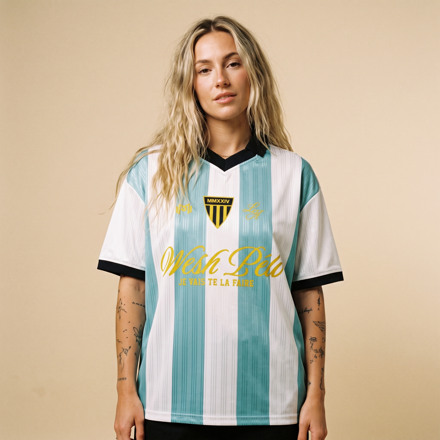 Maillot Wesh Pélo Heneni porté par une femme, photo studio fond neutre