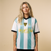 Maillot Wesh Pélo Heneni porté par une femme, photo studio fond neutre