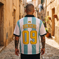 Dos du maillot Wesh Pélo Heneni floqué HENENI 09 doré, porté en streetwear