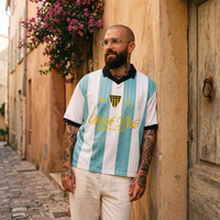 Homme portant le maillot Wesh Pélo Heneni oversize, streetwear ruelle méditerranéenne