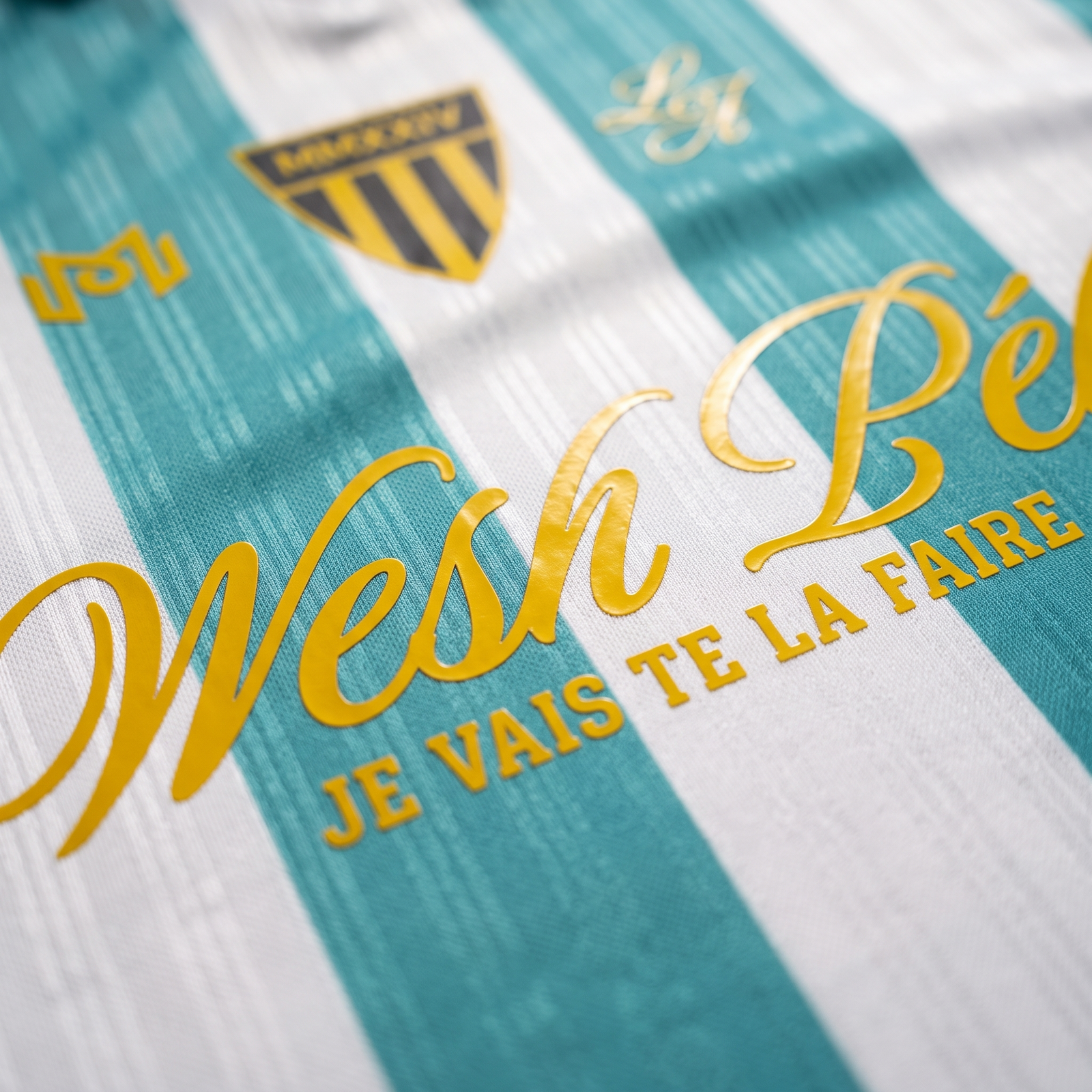 Macro de l'impression dorée Wesh Pélo sur le maillot de foot rétro CHT'M