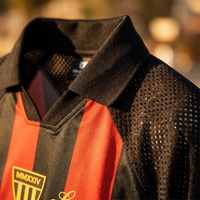 Détail du col polo et de la maille mesh du maillot de foot Wesh Pélo Noir & Rouge – matière streetwear CHT'M