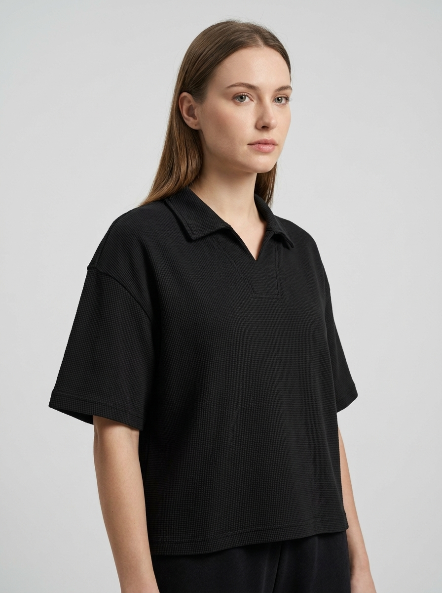Polo waffle vintage wash noir CHT'M porté par une femme