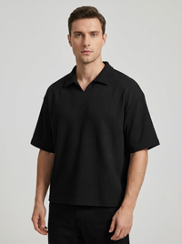 Polo waffle vintage wash noir CHT'M porté par un homme