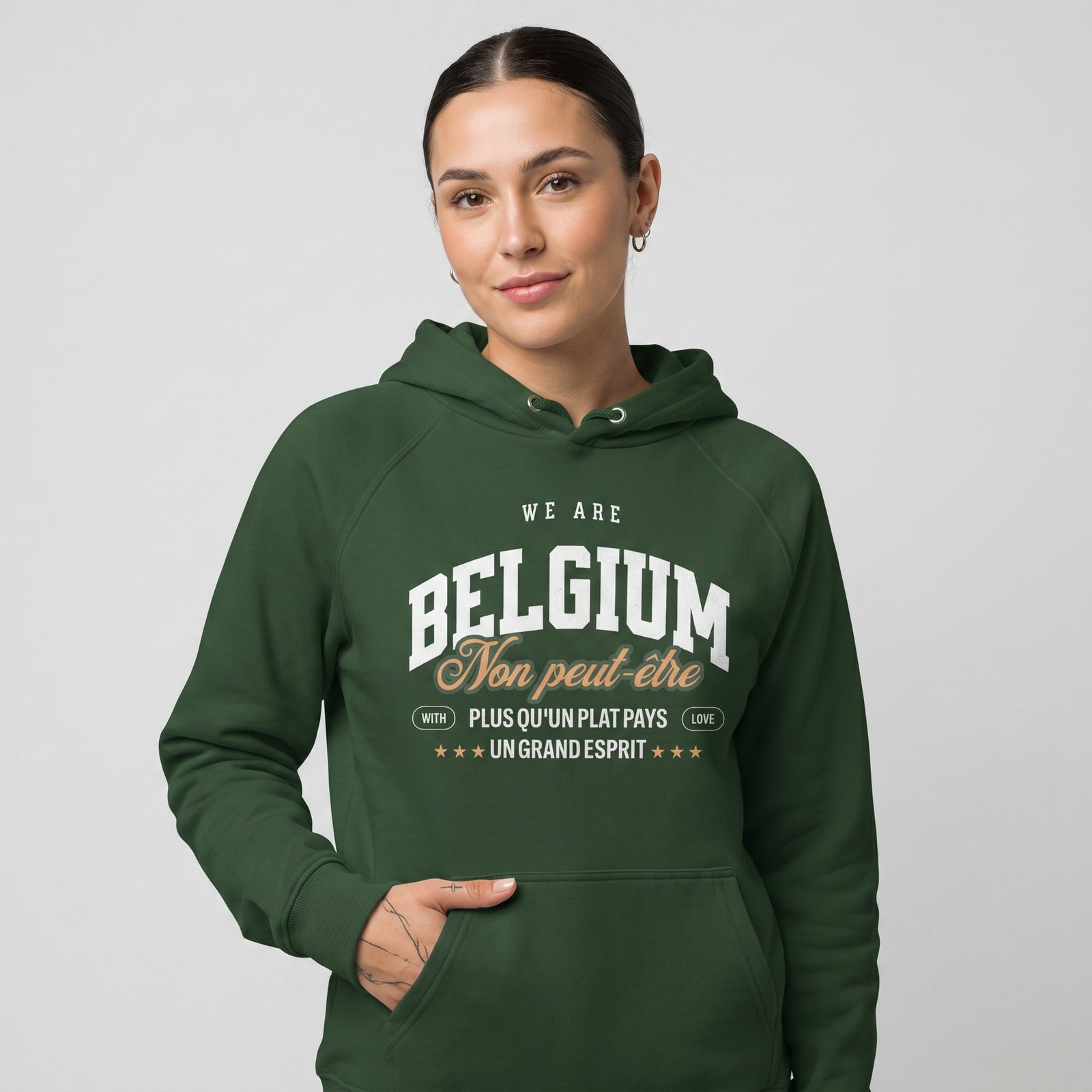 Hoodie belge We Are Belgium vert bouteille porté par une femme, fond studio neutre