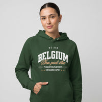 Hoodie belge We Are Belgium vert bouteille porté par une femme, fond studio neutre