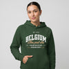 Hoodie belge We Are Belgium vert bouteille porté par une femme, fond studio neutre