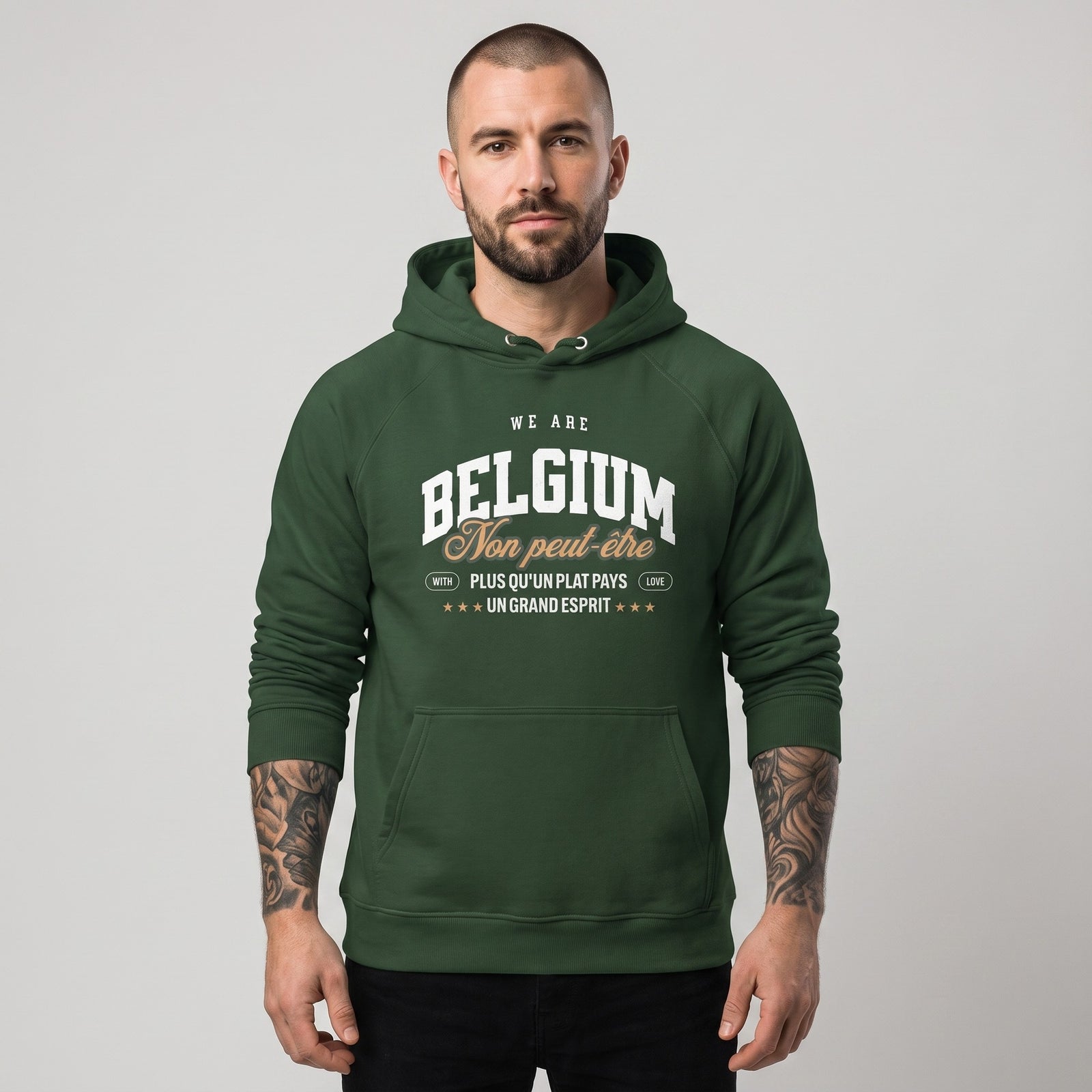 Pull belge original Non Peut-Être porté par un homme – hoodie vert bouteille en coton bio, photo studio