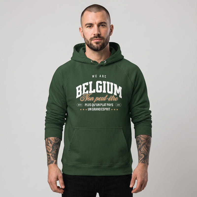 Pull belge original Non Peut-Être porté par un homme – hoodie vert bouteille en coton bio, photo studio