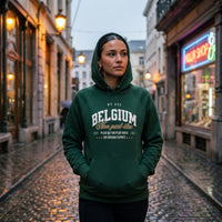 Sweat à capuche belge vert bouteille porté capuche relevée, ambiance urbaine à Bruxelles
