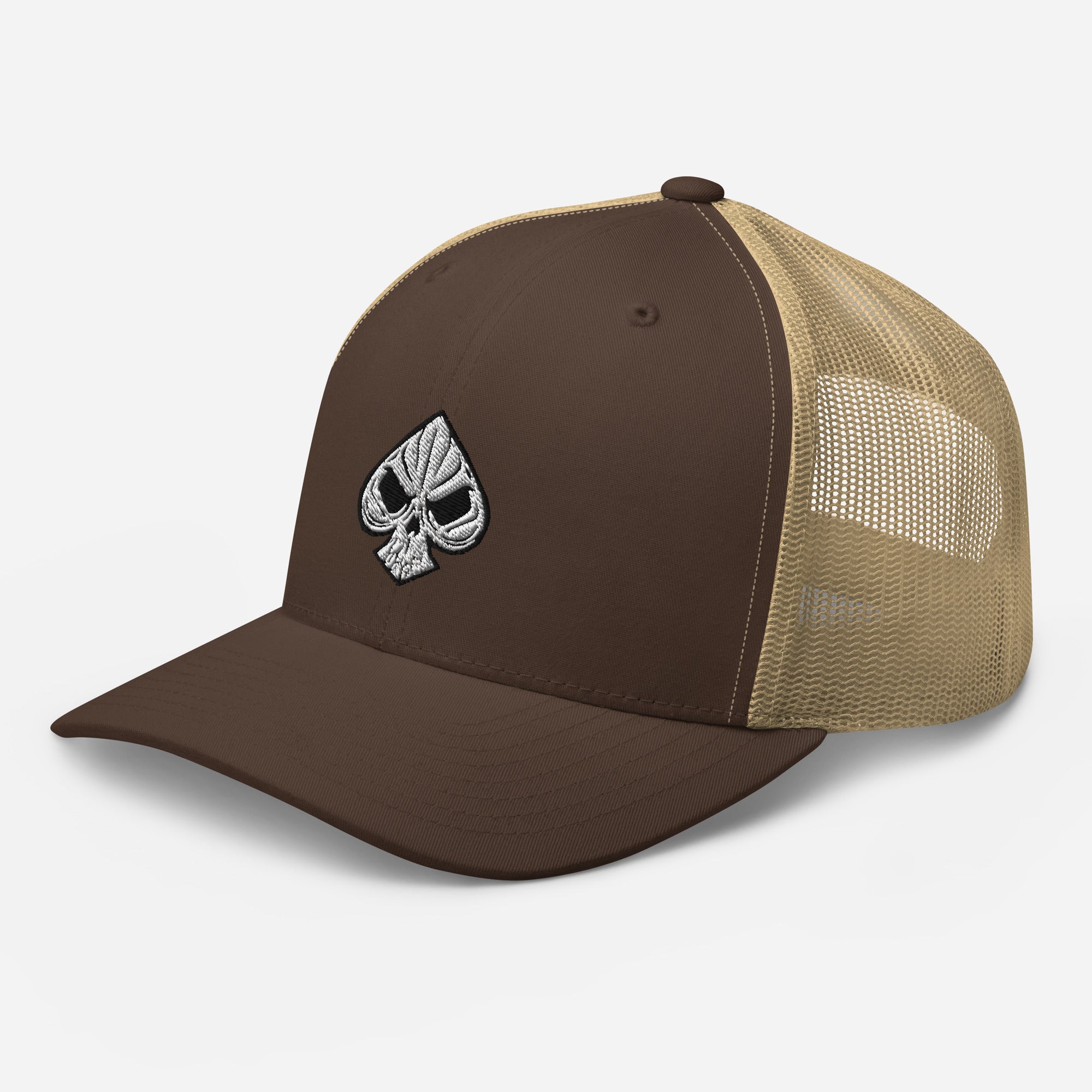 casquette trucker avec broderie poker skull