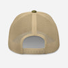 casquette trucker affichant le style poker skull