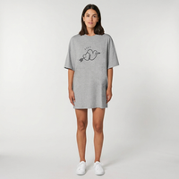 Robe t-shirt oversize femme coton bio gris chiné portée de face en studio, imprimé cœurs flèche