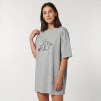 Robe t-shirt originale femme vue de trois quarts, coupe oversize à épaules tombantes en coton bio