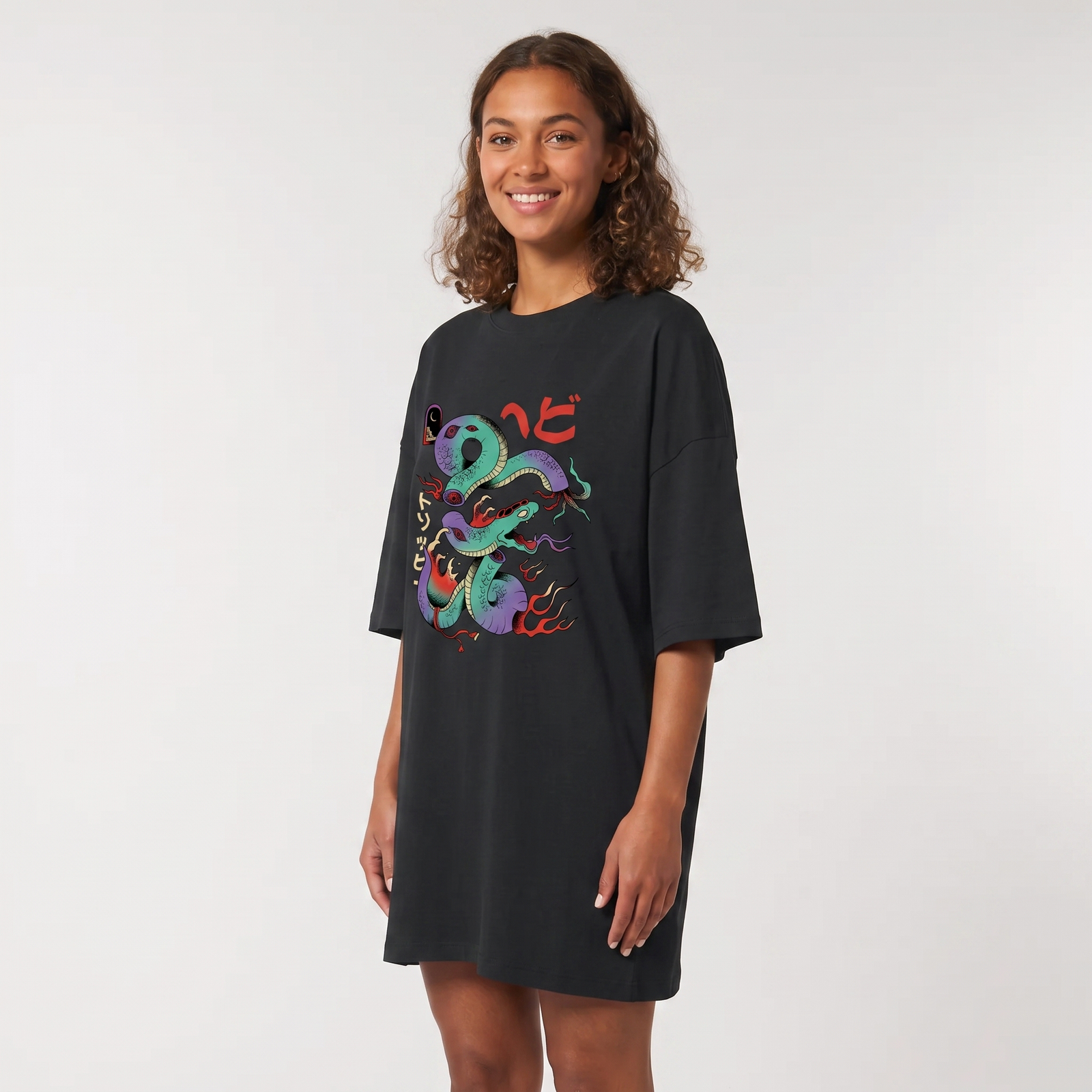 Robe t-shirt oversize noire femme en coton bio - détail de la coupe oversize, photo studio